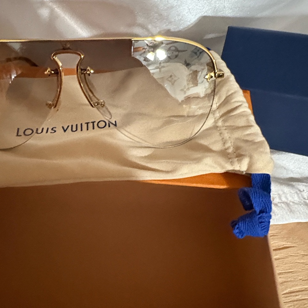 Louis Vuitton Gold Frame Rimless Gradient Sunglasses with Monogramed Lenses - Picture 4 of 11